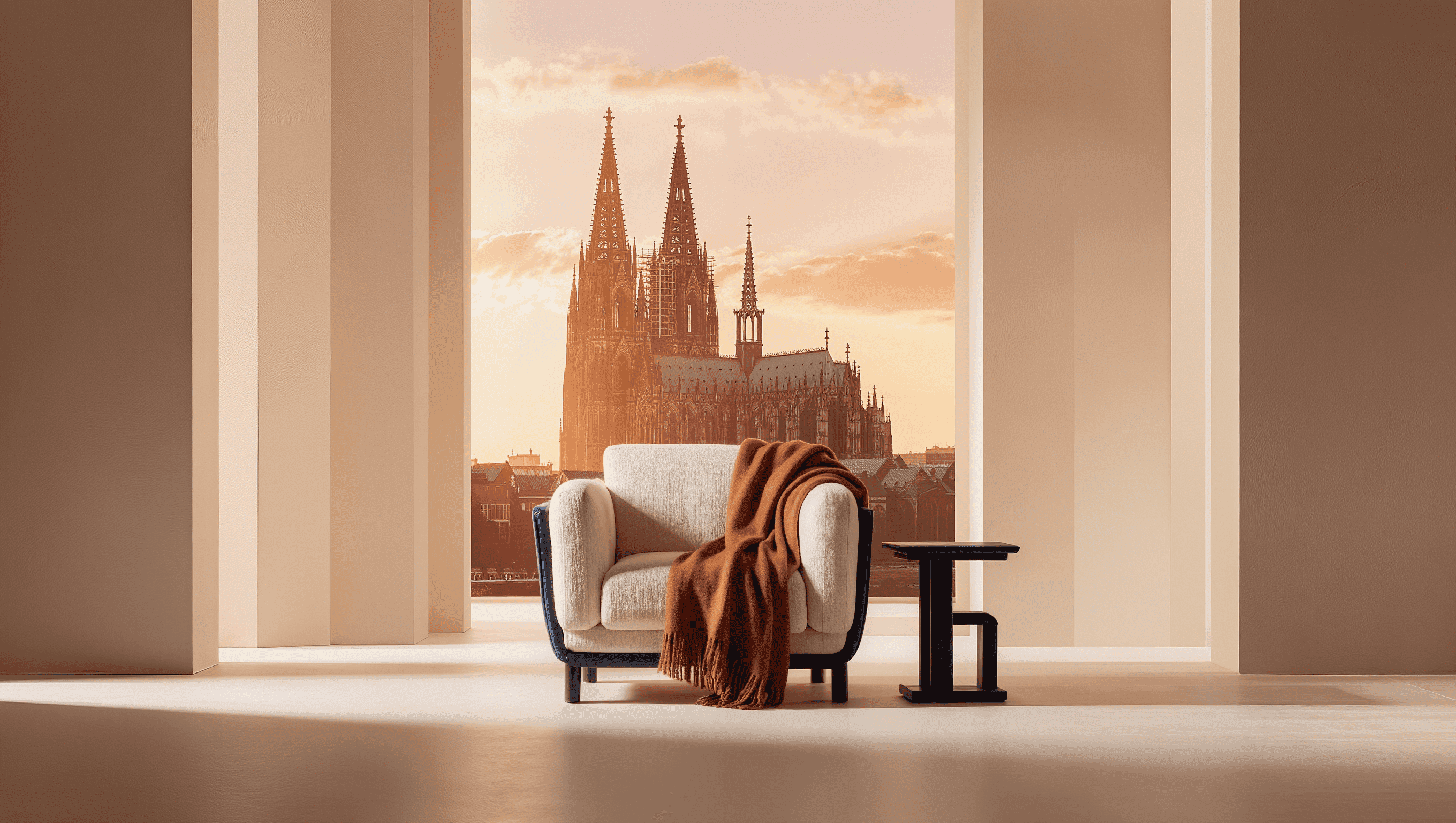 24-Stunden-Pflege zu Hause in Köln — osteuropäische Pflegekraft betreut Seniorin im Wohnzimmer, ruhige Alltagssituation