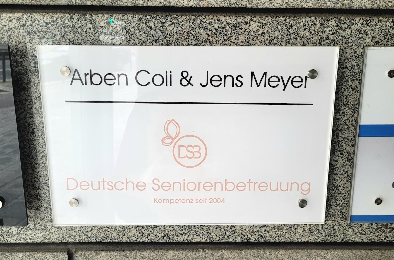 24-Stunden-Pflege Vermittlung — Betreuungskraft und ältere Person im gemeinsamen Alltag zu Hause