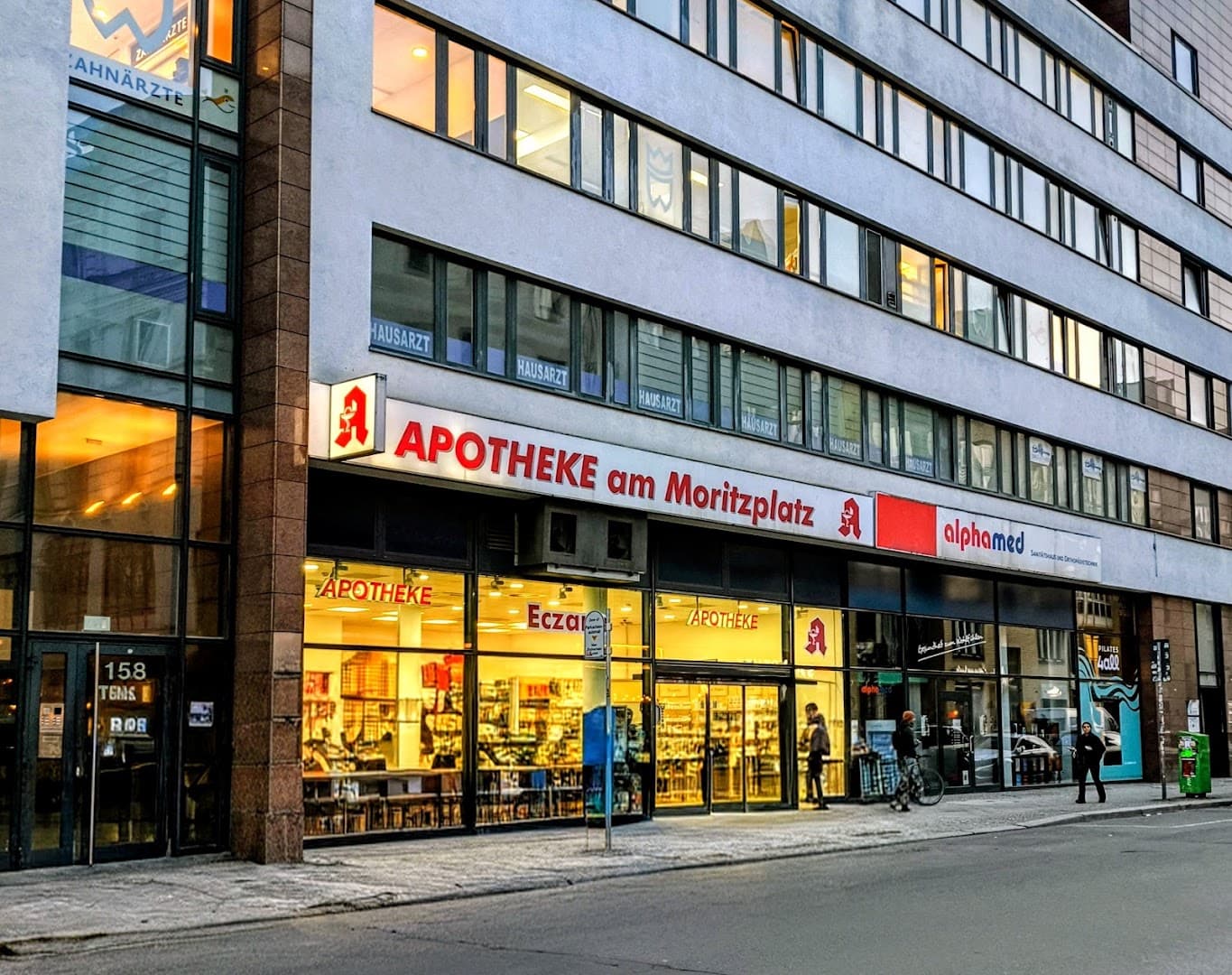 Sanitätshaus Berlin Bewertungen — Beratungssituation mit Hilfsmitteln bei alphamed
