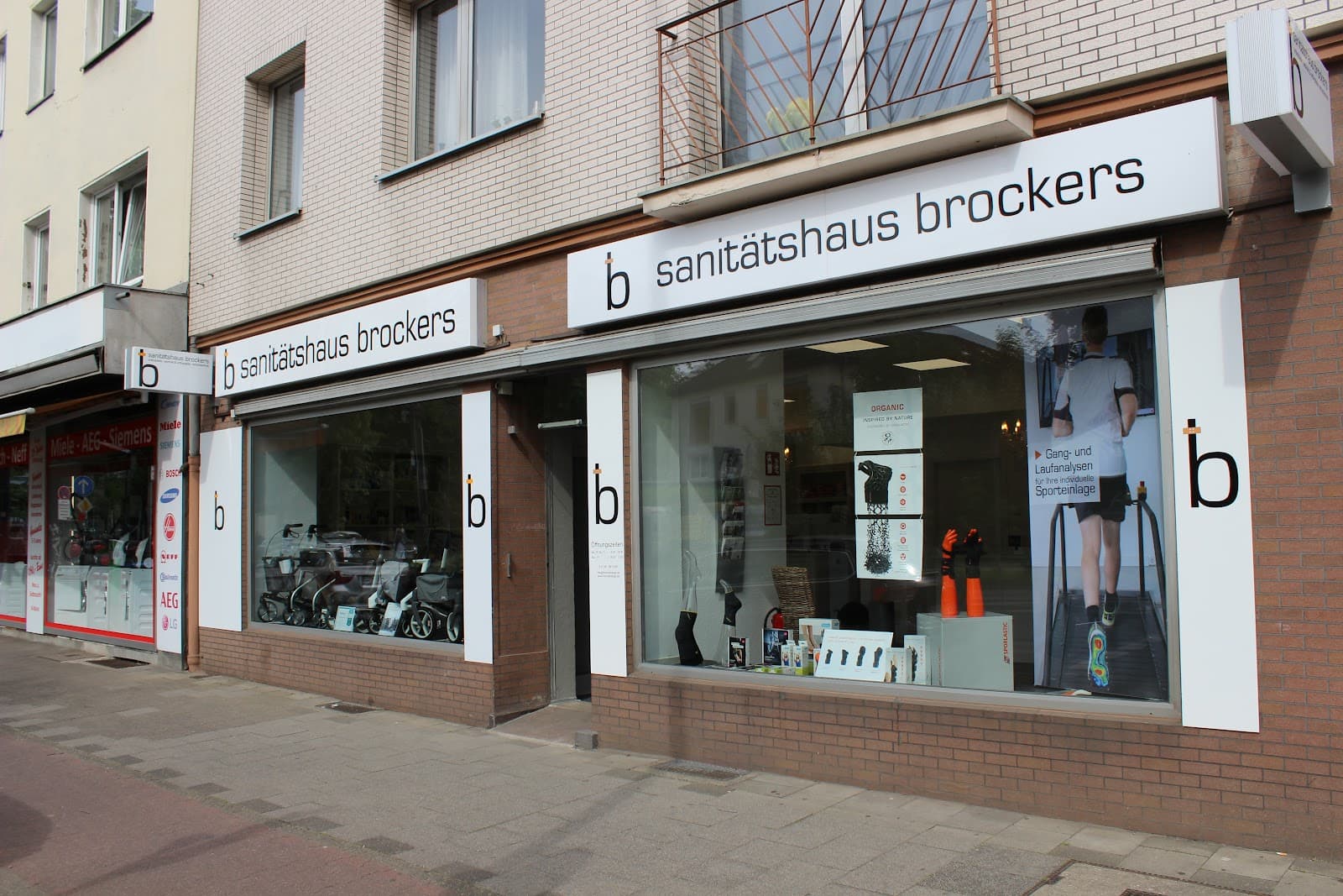 Sanitätshaus Düsseldorf Bewertungen — Beratungssituation mit Hilfsmitteln beim Sanitätshaus Brockers
