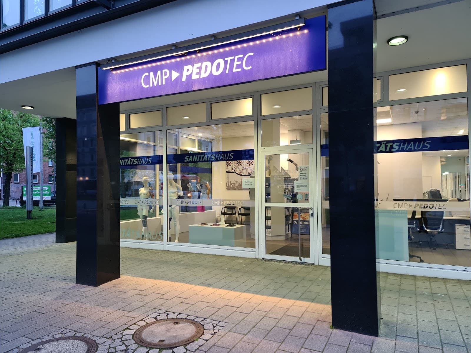 Sanitätshaus Hamburg Bewertungen — Beratungssituation mit Hilfsmitteln beim Sanitätshaus CMP-Pedotec