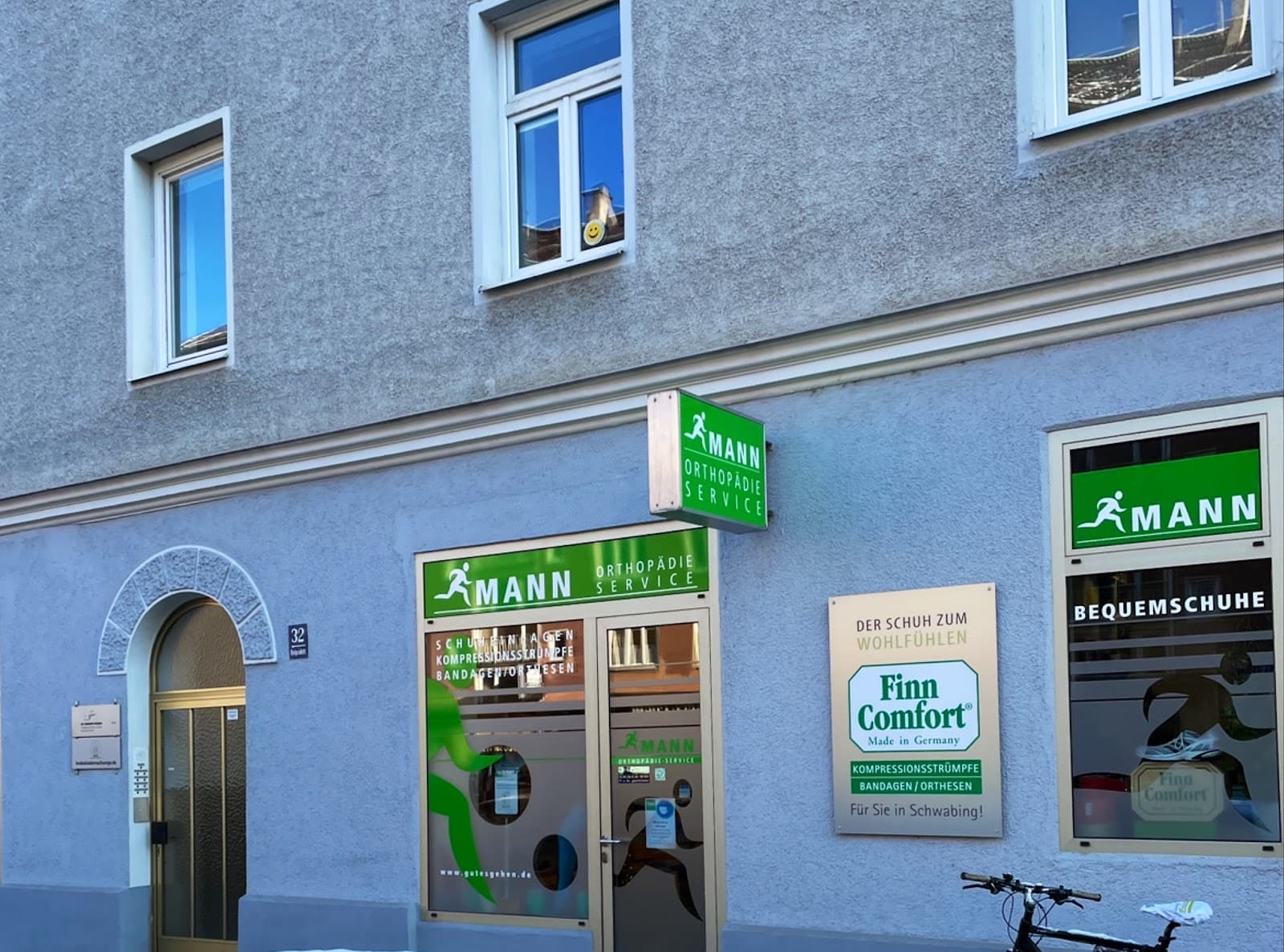 Sanitätshaus München Bewertungen — Beratungssituation mit Hilfsmitteln beim Orthopädie-Service Mann