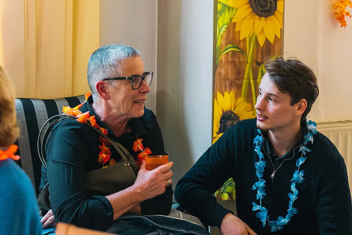 Daniel Ermolaev im Gespräch mit einer Besucherin der Tagespflege in Halle-Dölau
