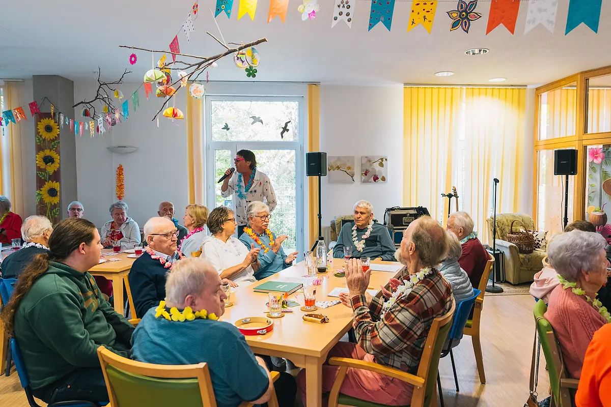 Gemeinschaftsraum der Tagespflege Halle-Dölau mit gedeckten Tischen beim Sommerfest