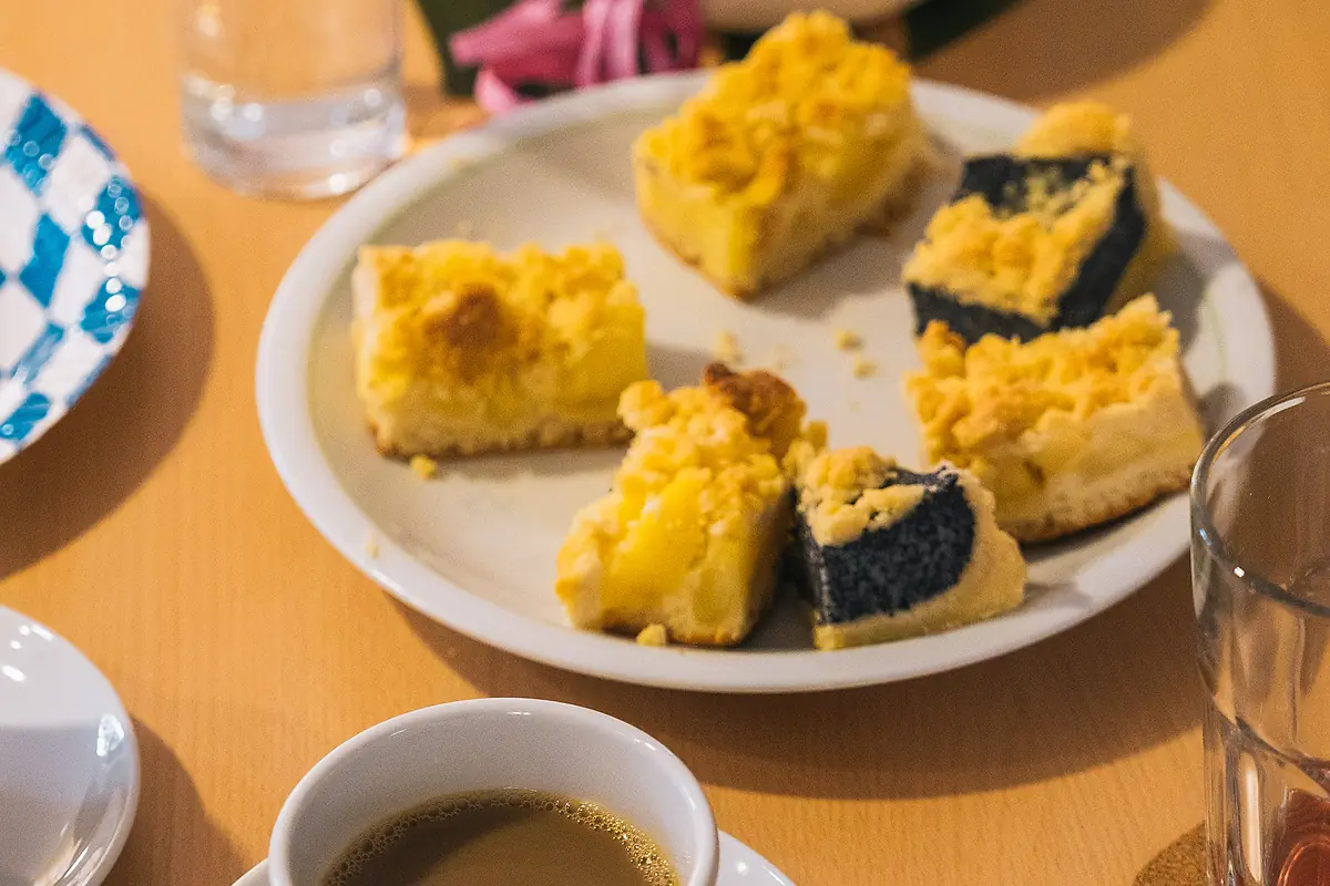 Kaffee und Kuchen auf einem gedeckten Tisch beim Sommerfest der Tagespflege in Halle-Dölau